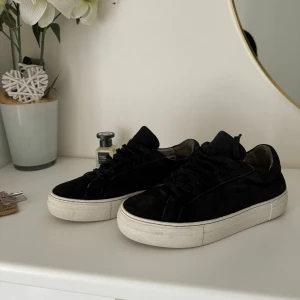  a days march skor - Väldigt snygga och fräscha skor som passar till allting. Från A days march. Nypris 1500