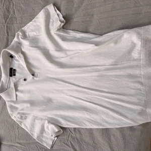 Massimo dutti piké  - Säljer en vit piké från Massimo Dutti i storlek M.  Nypris: 699 Skick: nyskick