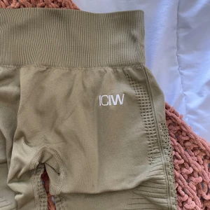 ICIW träningstights - Träningstajts som knappt är använda för att de va lite för små för mig, så de är fortfarande väldigt nyfräsha och i väldigt gott skick! Storlek XS.  