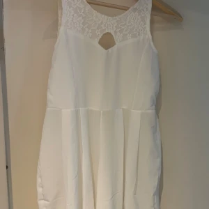 Jump suit - En väldigt fin jump suit i ett bra skick. Den är väldigt fladdrig vid benen vilket gör att den ser ut som en klänning. Den är i strl XL men sitter som M.