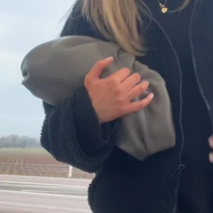 Clutch - Supersnygg clutch som inte kommer till användning. Clutchen är brun/grön