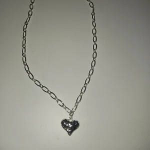 Halsband - Fins halsband med ett hjärta💖Aldrig använt, nyskick💫 Prisförslag mottas gärna☀️