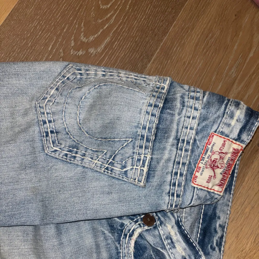 INTRESSEKOLL på Mina väldigt fina och dyra true religion jeans. Byxorna har ett väldigt unikt mönster nedtill och snygga detaljer på fickorna. DOM ÄR OCKSÅ LÅGMIDJADE. Vid ett bra pris kan de säljas!. Jeans & Byxor.