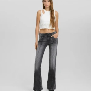 Bershka jeans - Säljer dessa snygga grå bershka jeans! Är någorlunda använda men öndå i väldigt fint skick utan några defekter. Storlek 38, men passar 38/40! Säljer för 299 Men priset går att diskutera vid snabb affär❣️
