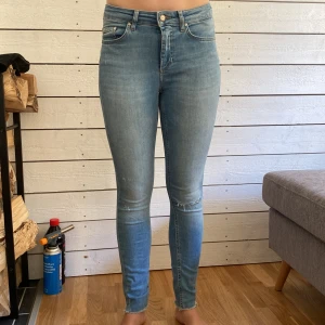 Jeans med hål  - Jeans från Only, inga fläckar 