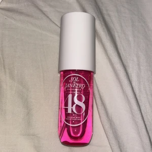 Sol de janeiro bodymist 48 - Säljer denna nya sol de janeiro bodymisten i 48 💕Luktar fruktigt och sött, använt 2-4 gånger. Köptes för 315 kr.