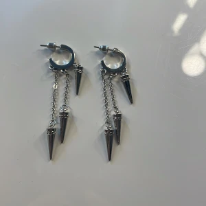 Pik örhängen - Helt nya pik örhängen  Säljer pga att jag köpte de i fel färg Köptes för 98kr