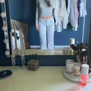 Ljusblå manchesterbyxor - Ett par vita/beiga manchesterbyxor i storlek S. Byxorna har en låg midja och en vida nertill 