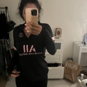 PSG tröja  - Populär psg tröja, säljer för den ej kommer till användning, nytt skick använd väldigt fåtal gånger! storlek S! kan diskutera pris vid snabbaffär