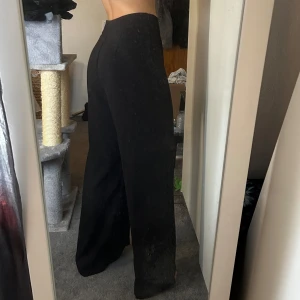 Svarta byxor - Svarta byxor i stilen av de typiska bikbok byxorna, men materialet är mer kostym byx liknande. De är lite för stora för mig så säljer därför, endast använda en gång