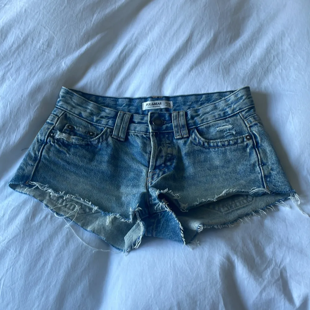 Säljer dessa as snygga jeansshorts från Pull&Bear i storlek 32. Köpta förra sommarn för 299kr. Bara använt dem en gång eftersom dom var för små (kunde inte lämna tillbaka dem) så dom är i väldigt bra skick❤️. Shorts.