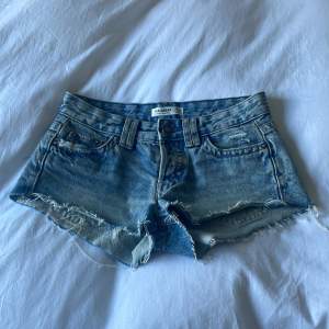 Säljer dessa as snygga jeansshorts från Pull&Bear i storlek 32. Köpta förra sommarn för 299kr. Bara använt dem en gång eftersom dom var för små (kunde inte lämna tillbaka dem) så dom är i väldigt bra skick❤️