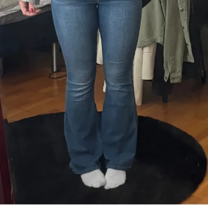 Lågmidjad jeans  - Lågmidjade jeans, sätter sig och formar såå snyggt på kroppen (jeansen har en annan färg på bakfickor än bild 2 skriv så fixar jag bild☺️) inte stor skillnad 
