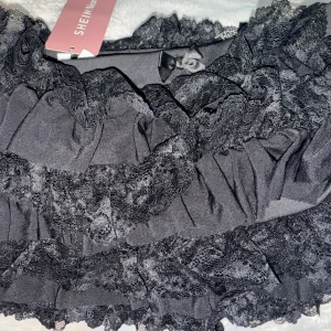 Kjol volang svart - Helt ny och oanvänd