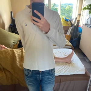 Ralph Lauren Long Sleeve - snygg vit/blå ralph lauren long sleeve passar jätte bra till sommaren Det står L men passar mer som M  Priset kan diskuteras Dm om du har några frågor!