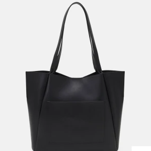 svart väska - svart väska från even&odd❤️använd 2 gånger och inga defekter, rymmer mycket. Skriv för egna bilder