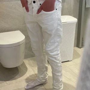 Dondup jeans - Skit feta Dondup jeans i bra skick förutom att det finns en minimal fläck pá ena bakfickan som knappast syns vid anändning därav priset. Modellen är runt 177. pris kan diskuteras vid snabb affär.