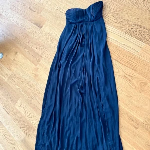 Klänning  - Senaste trenderna till tidlösa klassiker. outfits dresses för alla tillfällen cocktail, fest eller till någon harmonisk afton! 😍 stilfull elegant dress som formar sig efter din kropp. Känn dig snygg och stilig✨ 