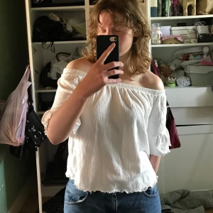 White offshoulder blouse  - Vit blus från Gina tricot som sitter off-shoulder. Står Xs på lappen men passar även S. Tveka inte att ställa en fråga om du undrar något. Priset är diskuterbart så lägg gärna prisförslag☺️