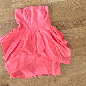 Klänning  - Senaste trenderna till tidlösa klassiker. outfits dresses för alla tillfällen cocktail, fest eller till någon harmonisk afton! 😍 stilfull elegant dress som formar sig efter din kropp. Känn dig snygg och stilig✨ 