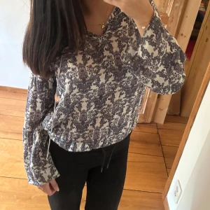 blus  - säljer nu min blus från esprit så fin, hör av er för fler bilder! 