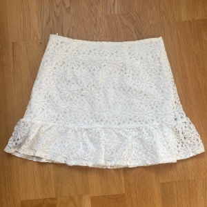 Vit kjol med virkat mönster  - Min fina kjol är för liten så jag har ingen användning för den längre. Dragkedja i sidan