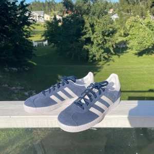 Adidas Gazelle Junior Skor - Jättesnygga, sprillans nya, Adidas Gazelle J skor i orginal förpackning, säljs pga för stor storlek för mig ❤️ Budgivning, högsta pris vinner, minimum 700kr + frakt