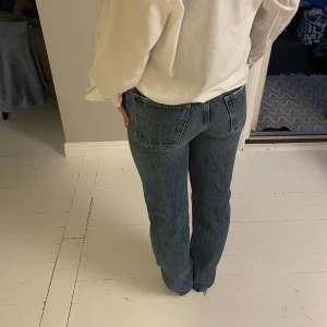 Mörkblå jeans - Jättesnygga raka jeans från Zara i väldigt bra skick 💕 säljer pga att dom är för små. Pris kan diskuteras!🌸