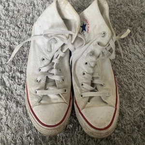 Vita Converse  - Bra skick, använda en sommar! Smutsiga men går lätt att tvätta i tvättmaskin, de har inga hål eller skador