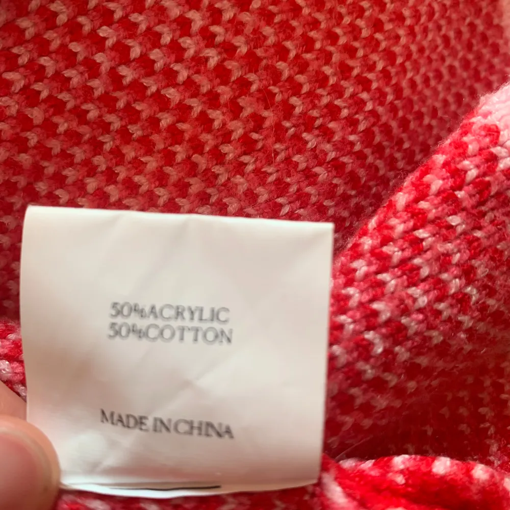 Superfräsch tröja från cider helt oanvänd i nyskick. Storlek M 50% akryl 50% bomull Kan skickas eller hämtas i Umeå🔆. Neuletakit & Villapaidat.