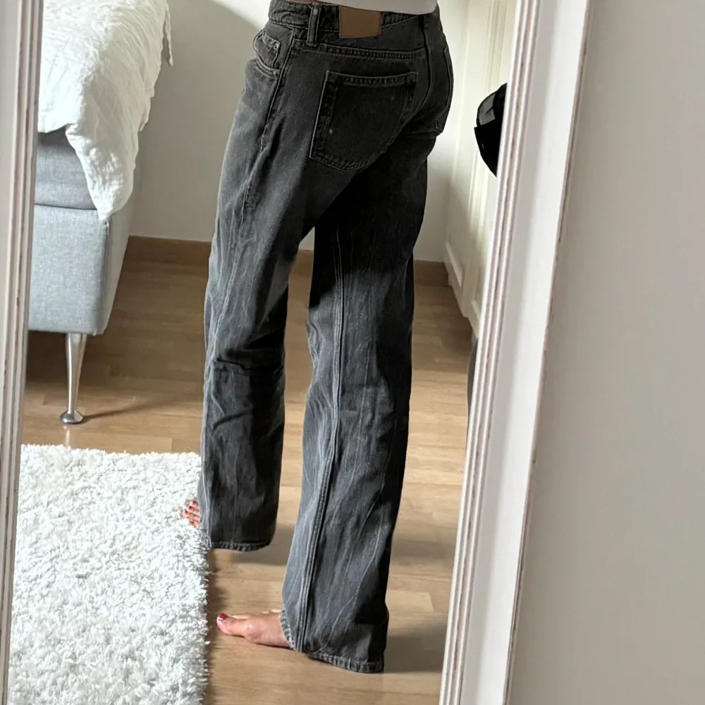 Säljer mina jeans från weekday, använda ett fåtal gånger så i väldigt fint skick🩷nypris 590kr. Jeans & Byxor.