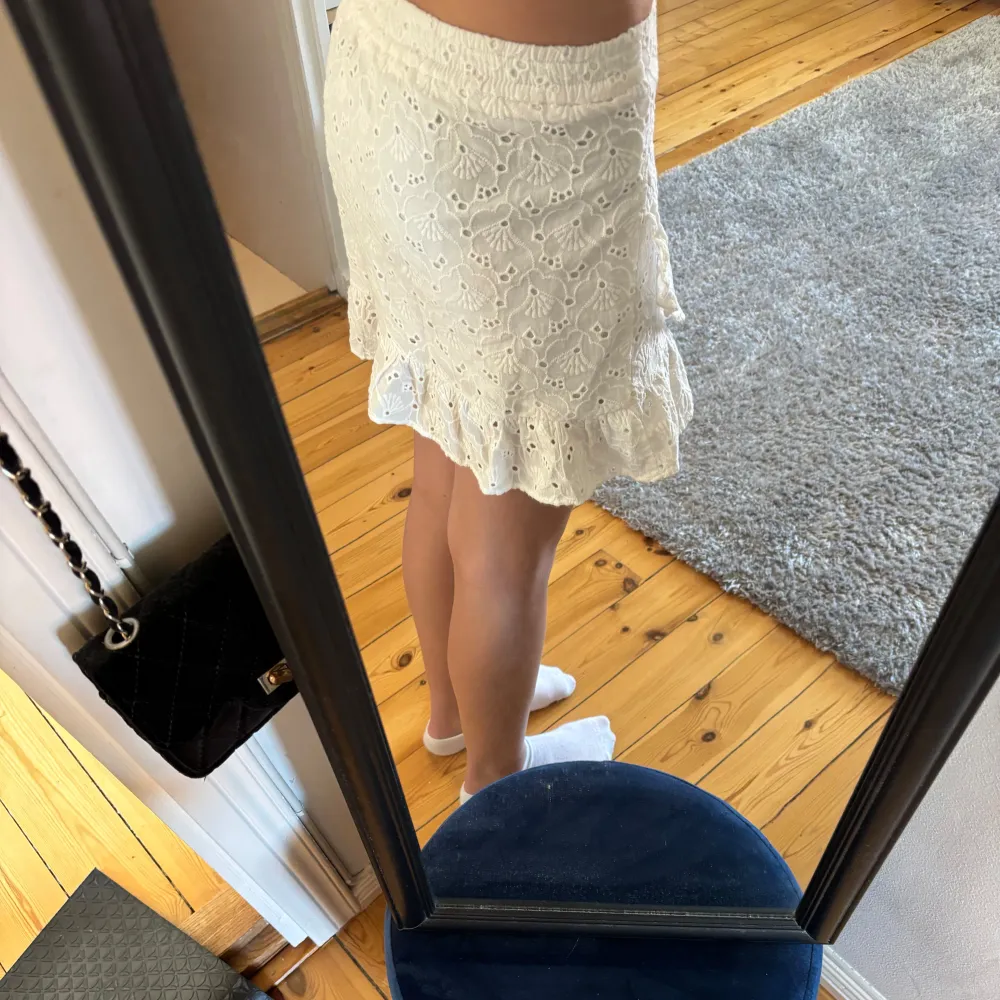 Jättegullig volang kjol med insydda linneshorts i bra skick. Säljes pågrund av för liten.. Kjolar.