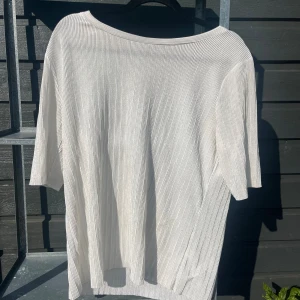 Plisserad vit tipp - Plisserad vit T-shirt från danska märket SIRUP, Sparsamt använd!