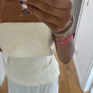 super fin topp  - Hej! säljer min super snygga sommar topp som tyvärr är för stor för mig💗  strl 38  den är från H&M men slutsåld i affär och hemsida💕