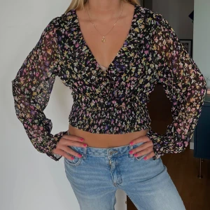 Blommig blus  - Söt blommig blus🎀