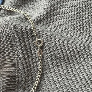 Hej! En äkta silver kedja knappt använd - 48cm lång o 4mm bred, använd endast en gång, ganska så nyfiken  