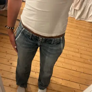 Väldigt fina 2000 tals jeans utan fickor. Fint skick på byxorna men längst ner har de sprättats upp och så har det blivit hål för de är för långa för mig, sista bilden visar. 