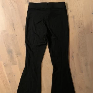 Utsvängda byxor  - Svarta utsvängda byxor 