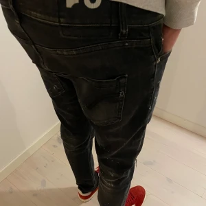 Dondup jeans - Säljer ett par jätte efterfrågade dondup jeans. Med splash och slitage storlek 31 och 9/10 skick