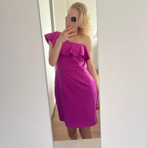 Lila one shoulder klänning med volang  - Jättesnygg klänning i one-shoulder.  Storlek Xs men passar även S.  Jättefint skick! 