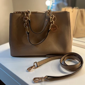 Michael Kors väska - Äkta MK väska i bra skick, finns dock enstaka skrapor och nån fäck men syns knappast. Mer bilder kan skickas vid intresse. Nypris: ca 4300kr