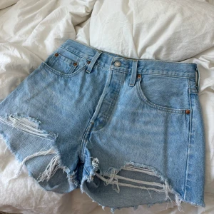Levis shorts  - Ljusblå levis shorts, osäker om det är 28 eller 29 men passar en S/M💕