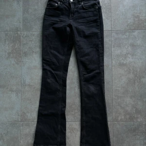 Zara svarta jeans strl 32 - Snygga smala jeans med bootcut från Zara. Jeansen är i fint skick. Storlek 32. Tvätt- och materiallapp borttagen men de är i bomullstretch.