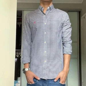 Ralph Lauren skjorta - Ralph lauren skjorta i bra skick(9/10, inga defekter).  Storlek S Pris kan diskuteras Byten funkar