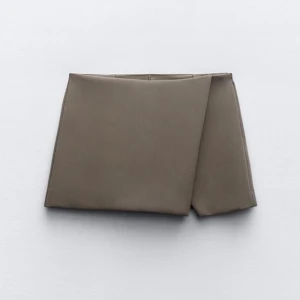 Svart kortkjol - en svart kostymkjol med inbyggda shorts! perfekt för den som vill gå på festival, ut och shoppa eller andra tillfällen där en kjol som skyddar mot vinden behövs. Den sitter för tajt på mig därav säljer jag. Köpt för 329kr och aldrig använt förutom vid provning!