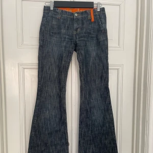 Lågmidjade vintage jeans - Jättesnygga lågmidjade bootcut jeans med fina fickor  Mått: 105 cm långa 38 cm rakt över midjan 85 cm innerbenslängd