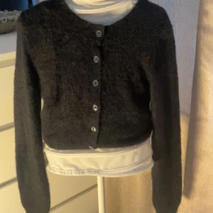 svart kofta - säljer denna jätte fina och stilrena koftan från h&m köpt för ca 2-3 år sen, välanvänd men inga synliga defekter. skriv vid frågor och diskussion av priset 
