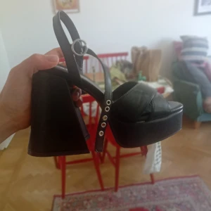 Lamoda sommarklackar  - I princip oanvända klackar från lamoda, provade inomhus, tyvärr kommer de inte till använing. 