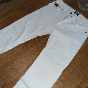 Versace Couture jeans - Använt 2-3 gånger max. Blev för små och de glömdes bort i garderoben. Nypris är runt 1700 kr. De är i helt nytt skick! Passar bra till alla årstider😁 Priset är inte hugget i sten! 