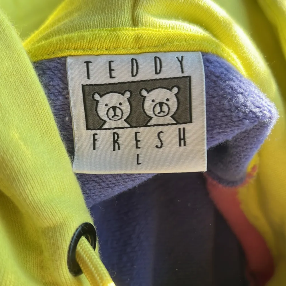 En fin hoodie från Teddy Fresh, det är första releasen av color block hoodien (alltså inte 2.0), köpt sommaren 2019 och är fortfarande som ny!. Hoodies.